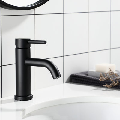 Robinet de salle de bain à un trou en acier inoxydable de 6,71 po de hauteur, fini noir mat, aéré