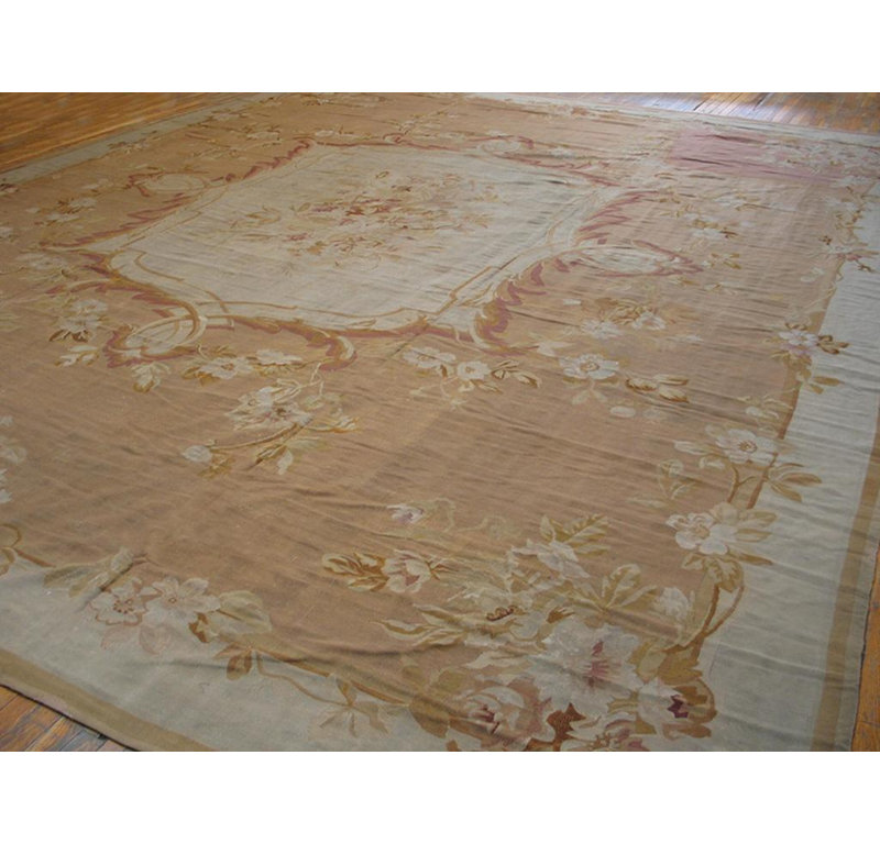 Tapis 15 x 18 pi Aubusson français formel ivoire rose des années 1880