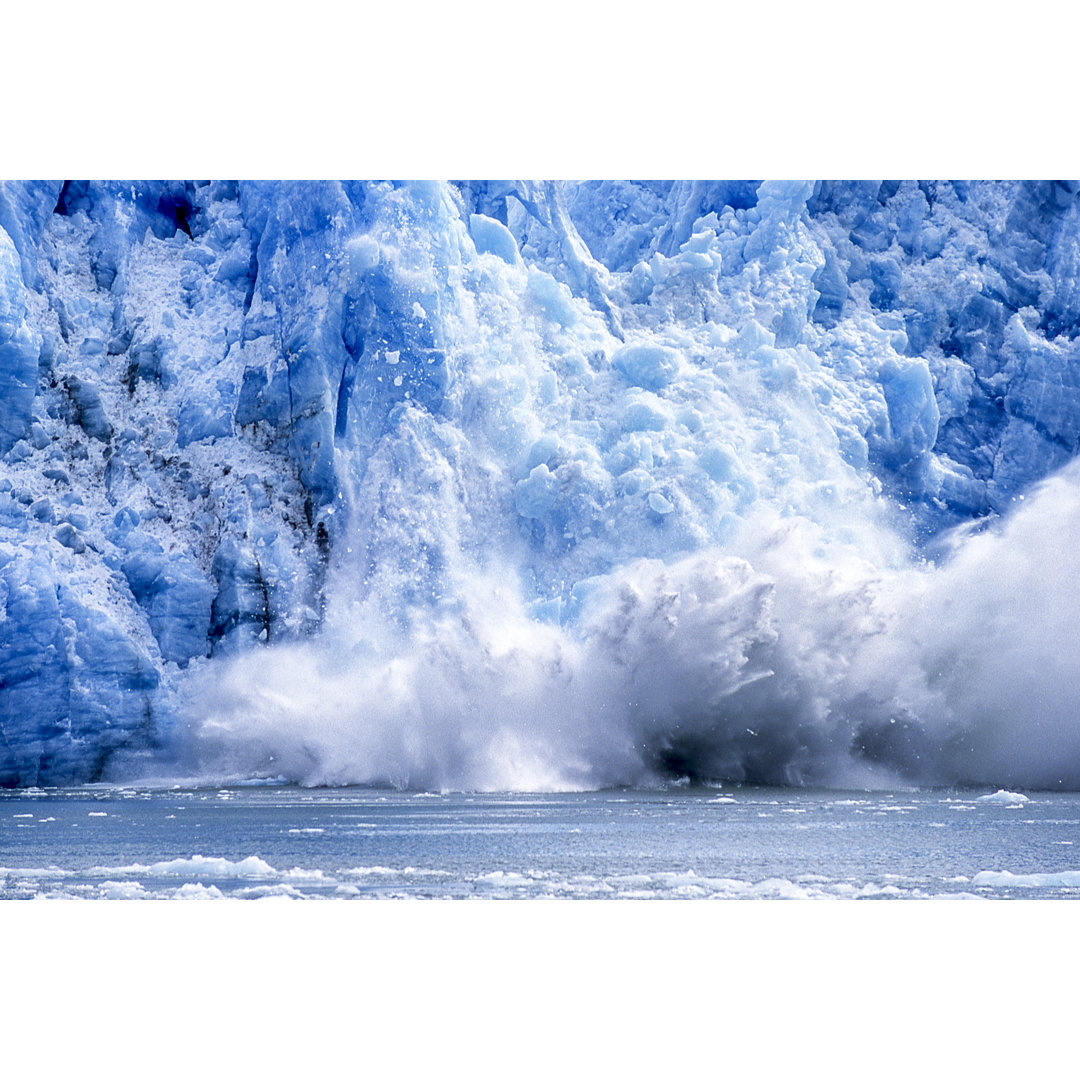 Gletscher kalbt in die Bucht von Alaska