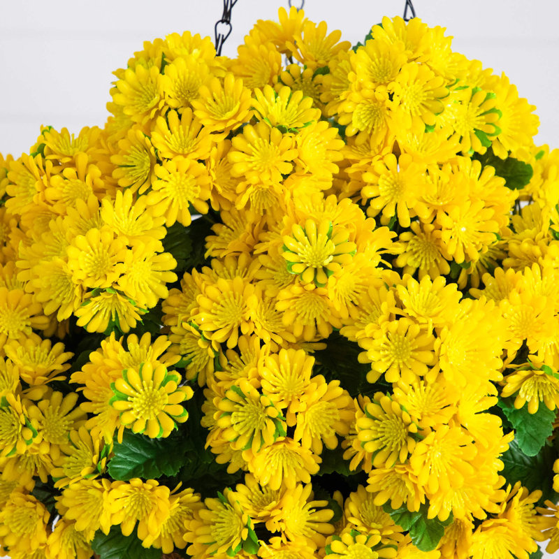 24 po Panier suspendu en chrysanthème artificiel résistant aux rayons UV (intérieur / extérieur), Jaune