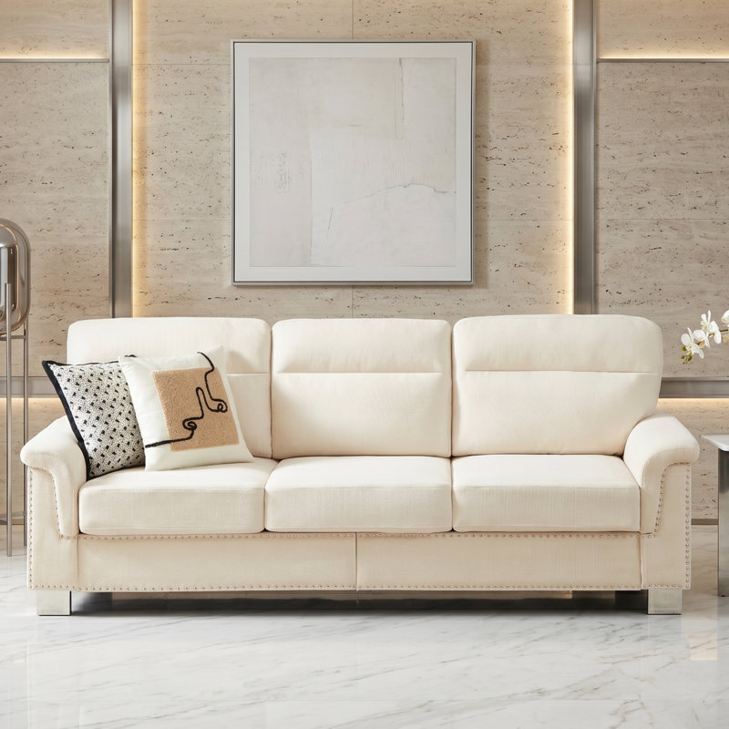 Canapé 3 places 82 po en velours d'inspiration Chesterfield avec accoudoirs roulés et garniture cloutée 82 po, Beige
