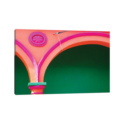 Mexique, Tlac totalpan. Arche colorée et décoration. par Jaynes Gallery - Photographie sur toile tendue