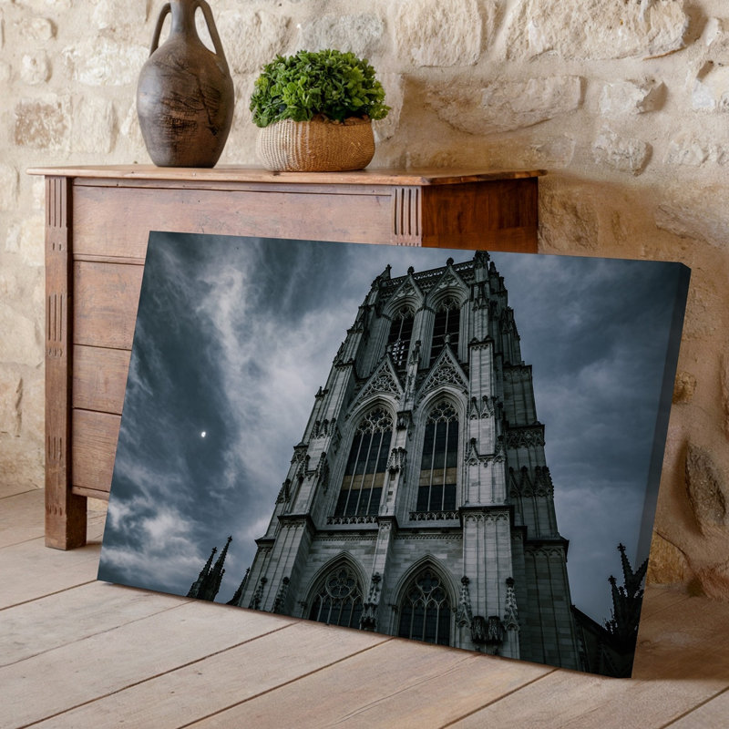 Toile, une cathédrale gothique imposante se lève majestueusement contre un ciel dramatique, impression sur pierre complexe