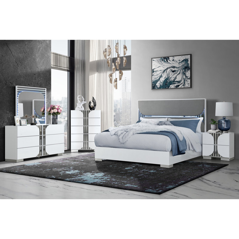 Sasha Whitebed, Queen