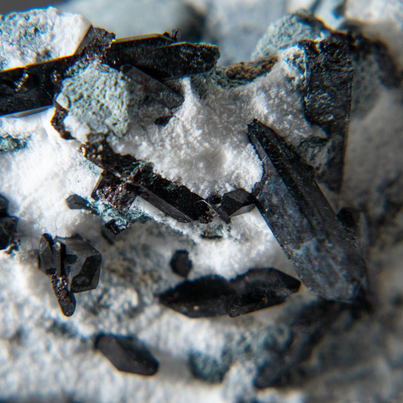 Neptunite sur Natrolite de la mine de pierres précieuses Benitoite, San Benito County, Californie