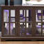 Magnifique vitrine antique en cerisier avec tablettes réglables et rétroéclairage à DEL à éclairage innovant à finition classique