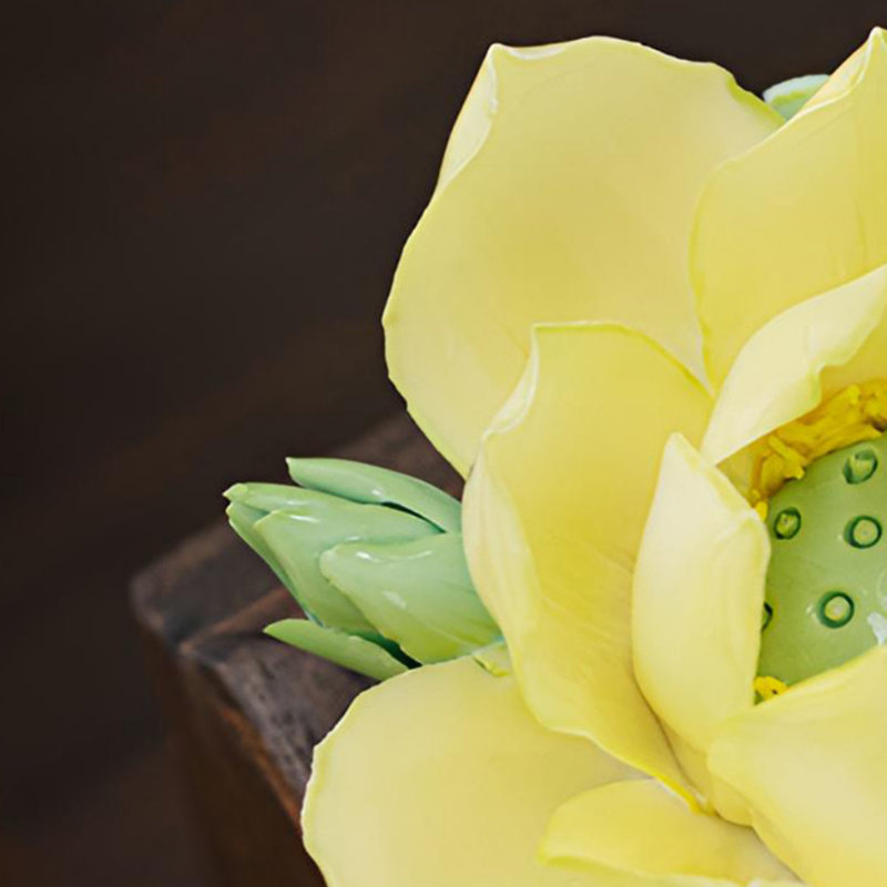 Ornement délicat en céramique de lotus - fabriqué à la main pour votre espace