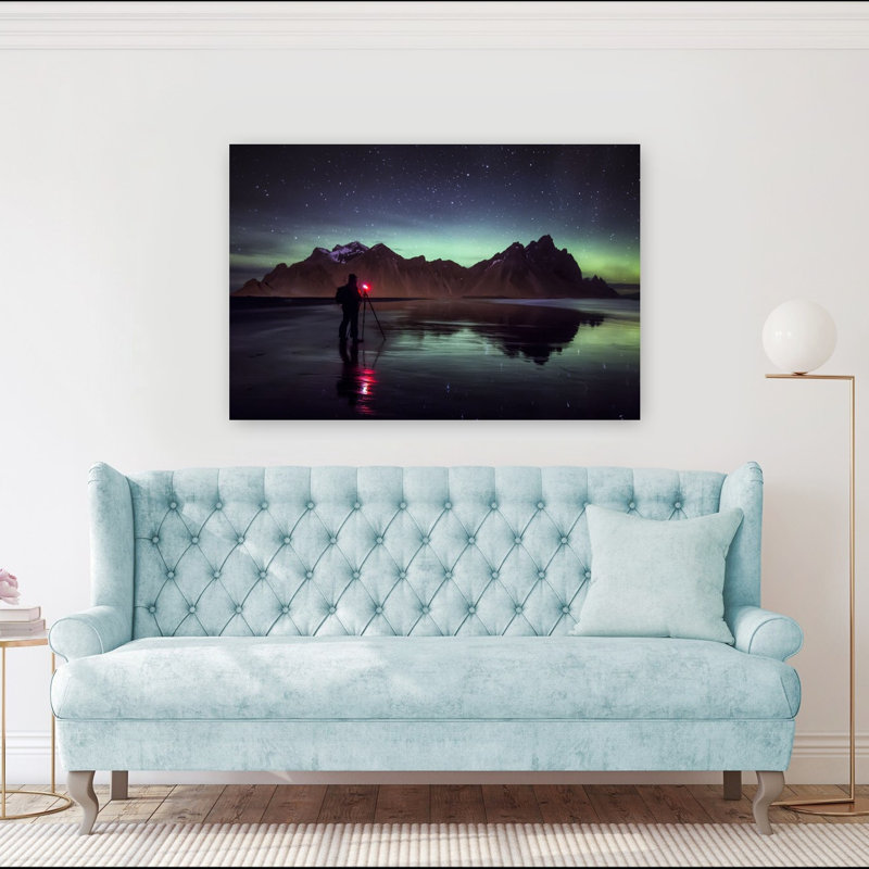 Reflets des aurores boréales sur les montagnes - Impression d'art mural côtier spectaculaire, éthéré et serein, 40" H x 60" W