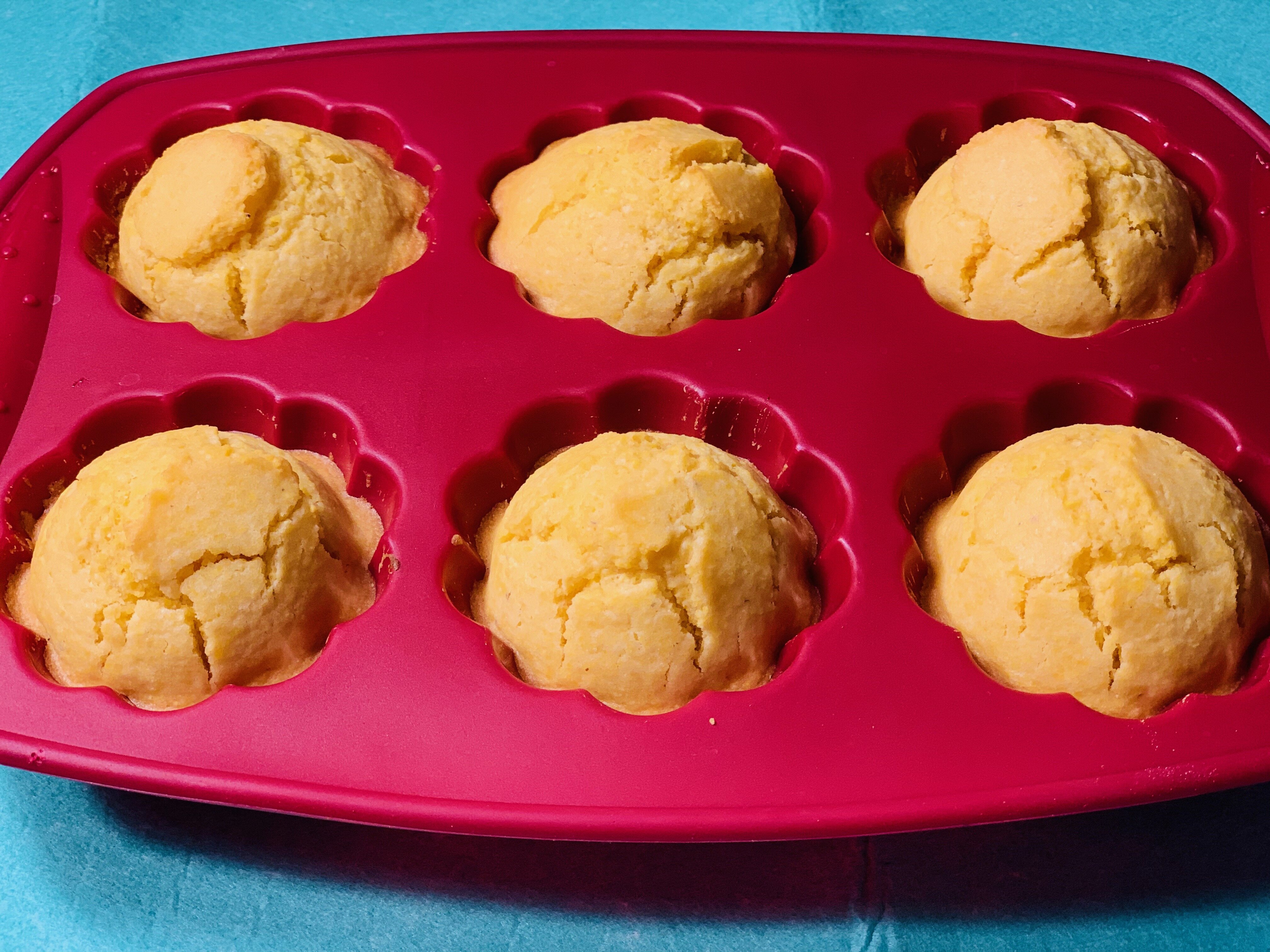 Twin Towers Trading 6 Cup Non-Stick Silicone Muffin Pan with Lid & Reviews
