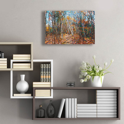 «Fall Forest Trail traverse the Birch» par Joanne Towers, art mural en verre acrylique