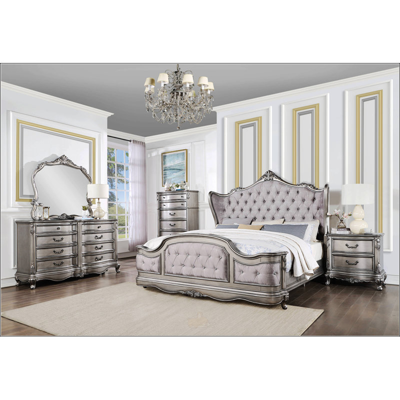 Très grand lit en velours et finition platine antique, Très grand