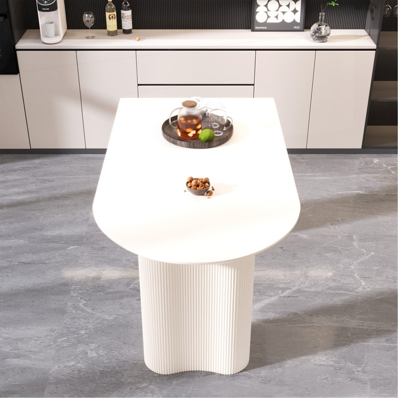 Table de salle à manger de 63 po en MDF moderne de style crème et table d'appoint irrégulière de 63 po, table de salle à manger pour 4 à 8 personnes, pieds de table ronds épais en bois d'ingénierie, plateau de table blanc crème épais et élégant