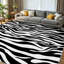 Tapis intérieur noir lavable à la machine, motif peau d'animal avec zèbre et blanc-444494126