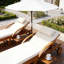 Chaises longues d'extérieur 77,5 po, structure en bois d'acacia, dossier et repose-pieds rembourrés et réglables, appui-tête et plateau latéral rétractable, parfait pour la terrasse, la piscine, le jardin, la plage -747828736-747828740
