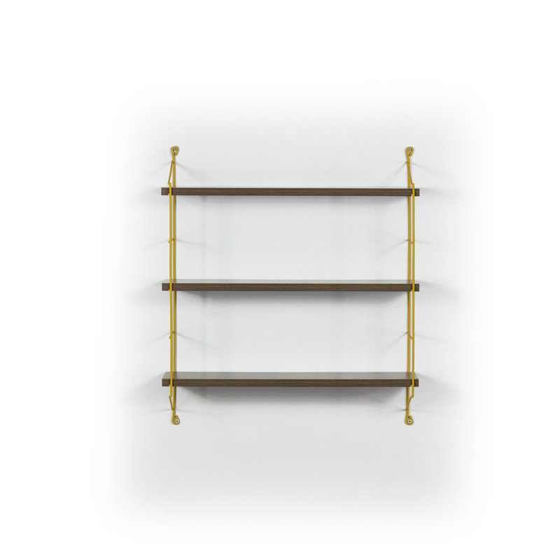 Étagère murale à trois niveaux, structure en bois de noyer et en métal jaune vif, design moderne et élégant, convenant au salon, à la chambre à coucher, à la cuisine et au bureau
