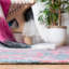 Tapis rose / gris touffeté à la main à motif géométrique Curran-1721050039