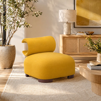 Chaise d'appoint rembourrée jaune avec dossier roulé, siège à profil bas et pieds en bois massif