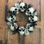 Poignée de bois Haunted Hill Farm Couronne de crânes et chaînes, décorations d'Halloween pour porte ou mur