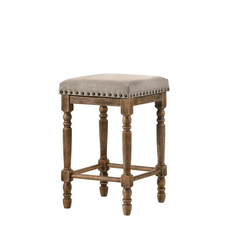 2 chaises à hauteur de comptoir, rembourrage en tissu beige, finition chêne vieilli, créent une ambiance chaleureuse et invitante - revêtement et aspect vieilli
