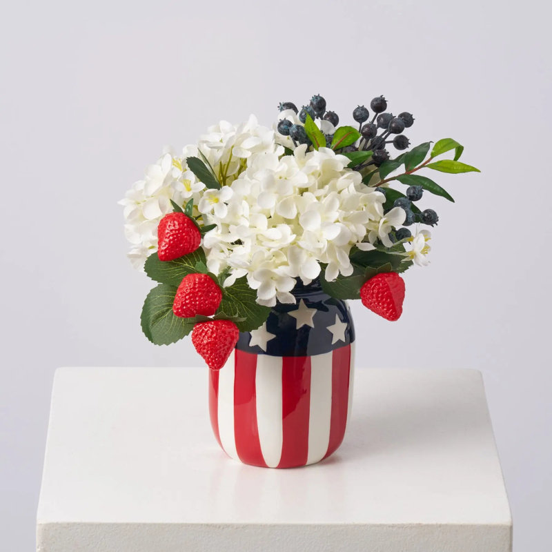 Étoile pique-nique étoilé - arrangement d'hortensias blancs, de fraises et de bleuets dans un pot Mason