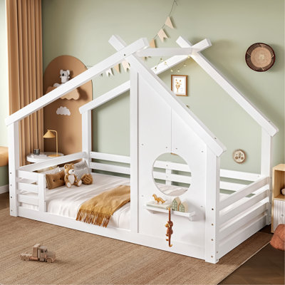 Lit simple au sol avec fenêtre et petite tablette, lit en bois massif avec toit en forme de maison, sans sommier