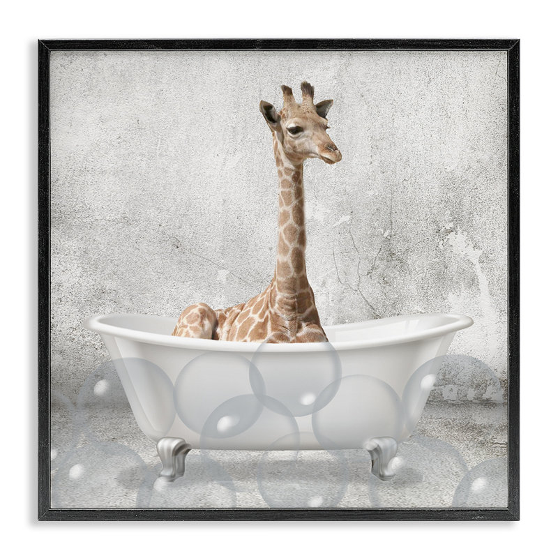 Bébé girafe à l'heure du bain, Giclée encadrée noir minuit, H 12 po x l 12 po