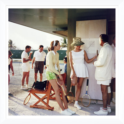«Tennis in the Bahamas» par Slim Aarons - impression d'un seul cadre