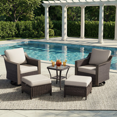 Ensemble de patio extérieur en osier 5 pièces avec chaises, repose-pieds, table d'appoint et coussin beige