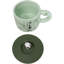 Tasse de bambou vert grimpant sur une tasse en bambou