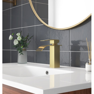Single-handle Bathroom Faucet with Drain Assembly