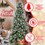 Arbre de Noël de 90 pouces de haut pour la saison des Fêtes, 2514 pointes, baies rouges réalistes et pin, branches Pe + aspect hivernal, présentoir à charnières en métal à fixation rapide de 7,5 pi avec 83 pieds et facile à recouvrir de neige
