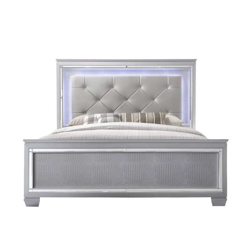 Très grand lit très grand avec revêtement en similicuir, rétroéclairage à DEL et miroir biseauté dans un décor de chambre à coucher en cuir de taille thème, sur une tête de lit