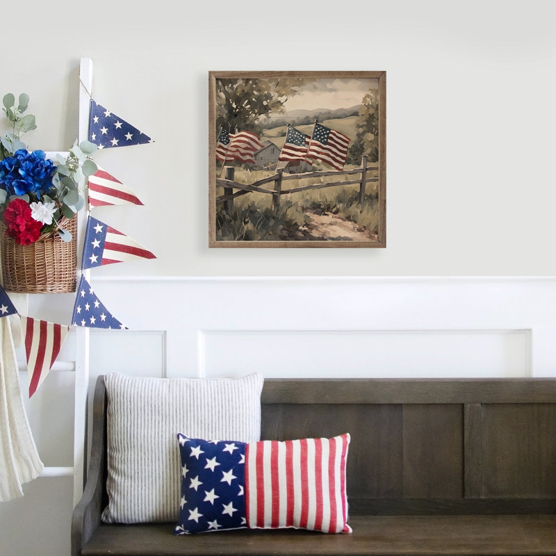 Drapeaux sur une clôture en bois