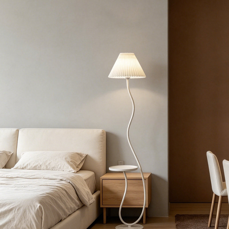 Lampe sur pied de style crème plissée blanche avec base en marbre et abat-jour en fer pour table de salon