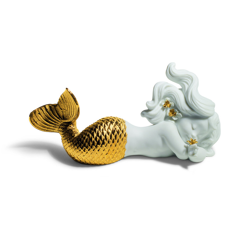 Figurine day dreaming at sea, Or