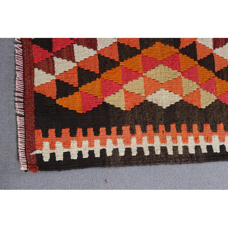 Tapis d'inspiration turque noir rétro Oushak avec des tons neutres, idéal pour les longs couloirs