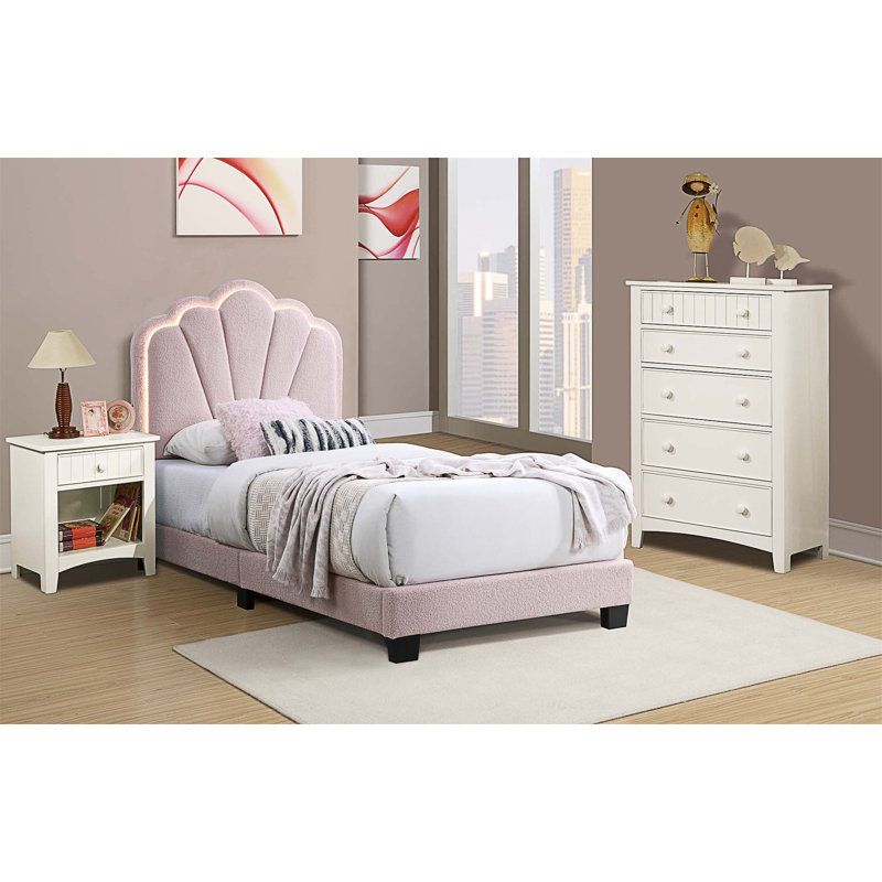 Lit plateforme en laine rose avec tête de lit festonnée à DEL