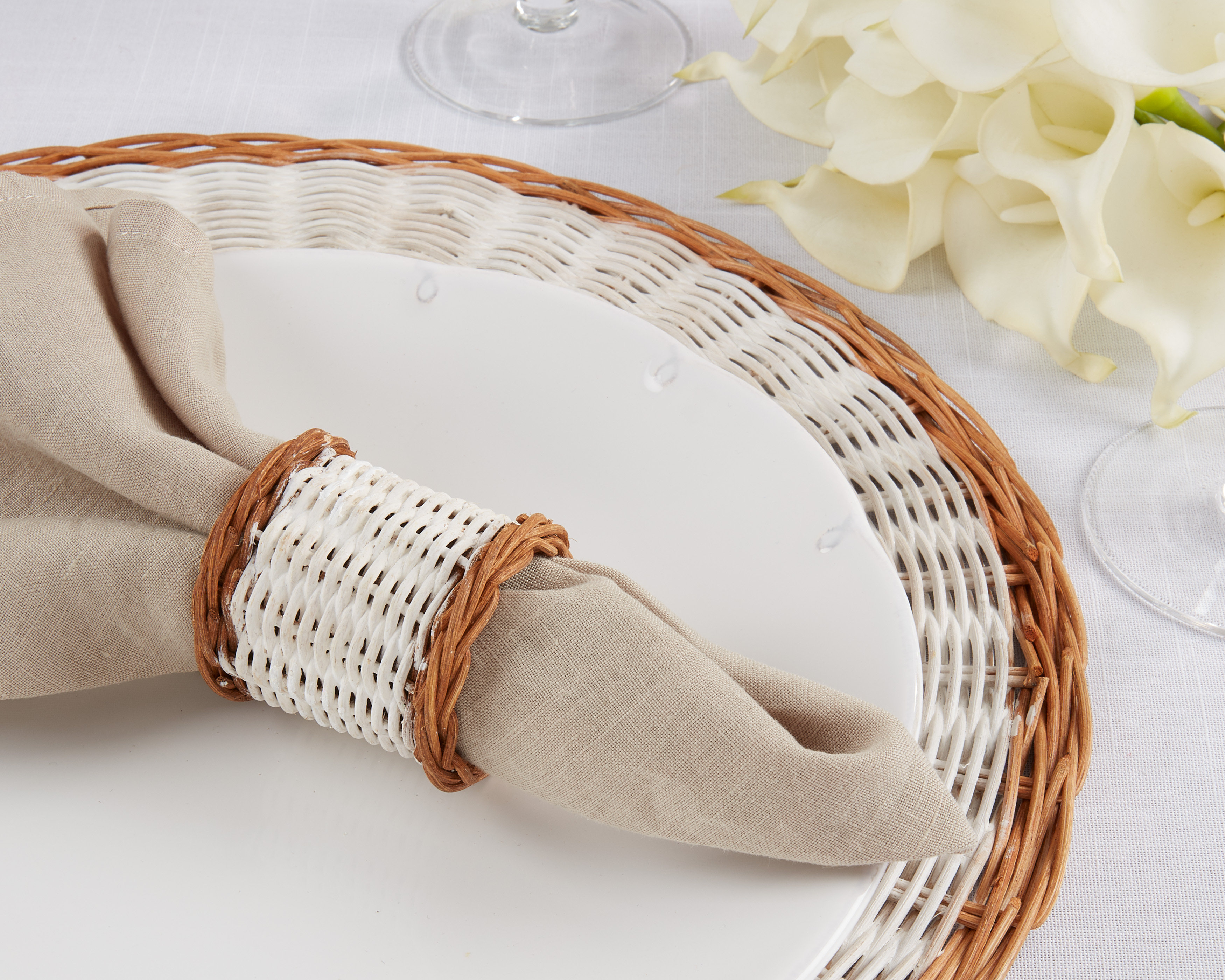 Saro Lifestyle Table Napkin Rings With Rope and Wood Design (Set of 4)