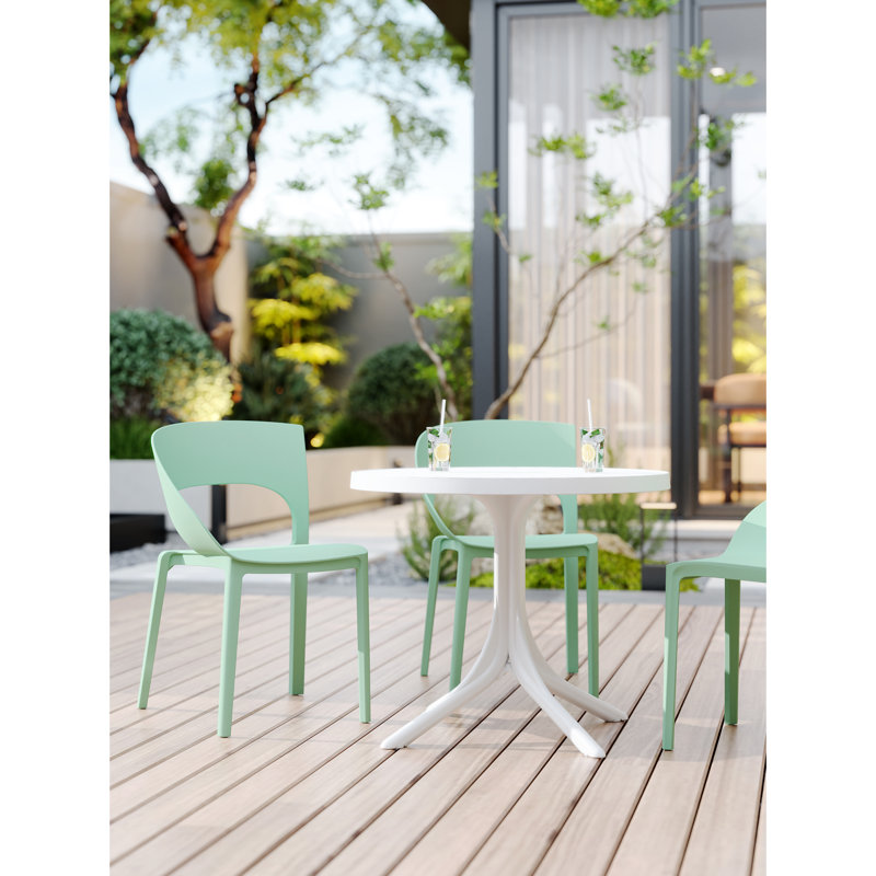 Chaise pliante en polypropylène à revêtement anti-transpiration, idéale pour se détendre en terrasse. Résistante à l'usure, facile à nettoyer et ergonomique. Ensemble de 4 chaises pliantes pour des réunions conviviales. Finition soignée, sans entretien, confortable même pour de longues périodes d'assise.