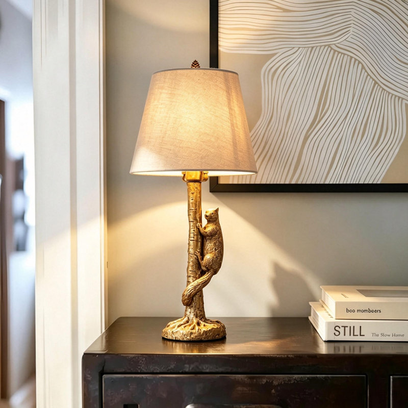 Lampe de table en résine représentant un écureuil doré (57 cm) avec abat-jour