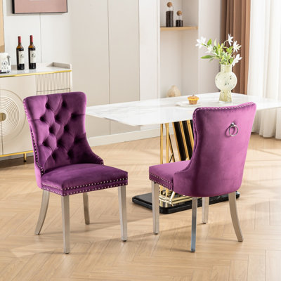 Chaise haute en velours mauve avec pieds et accents exquis