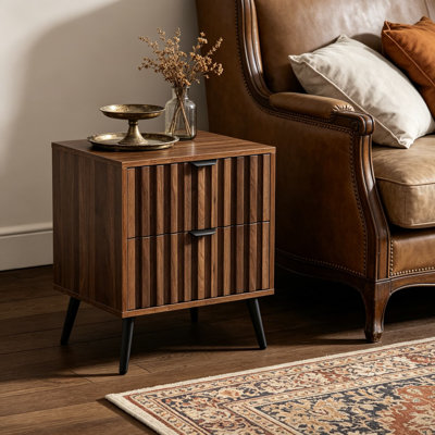 Table de chevet moderne Mid-Century avec tiroir cannelé, table de chevet en bois de noyer avec tiroir à lattes sans couture et pieds en métal, table de bout à 2 tiroirs pour la chambre à coucher