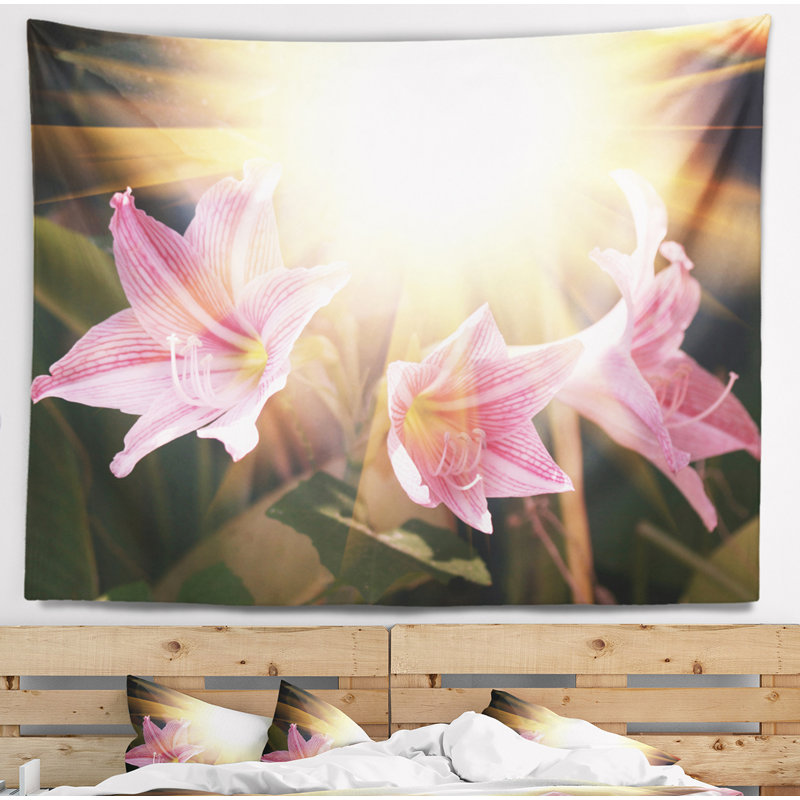 Grandes fleurs roses avec tapisserie ensoleillée, H 50 po x l 60 po