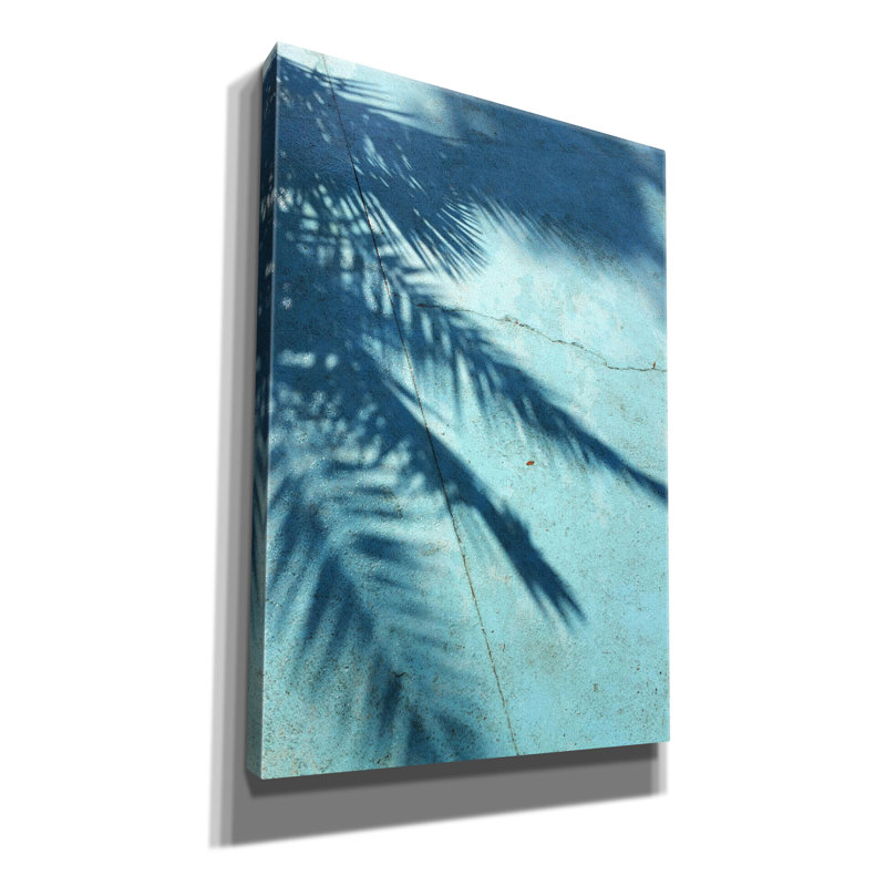 «Turquoise Shadow» par Photoinc Studio, art mural sur toile, H 26 po x l 18 po x P 0,75 po