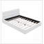 Grand lit plateforme tapissier avec rangement intégré, combinant confort, style et solutions peu encombrantes pour les chambres à coucher modernes.