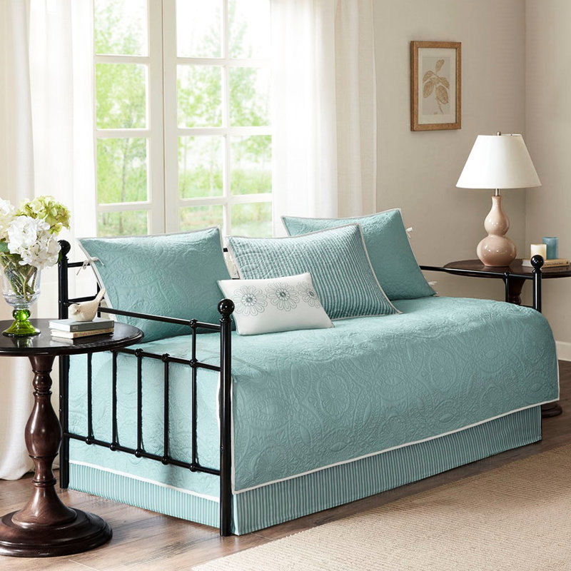 Housse de lit de jour réversible 6 pièces bleue, 1 place, motif médaillon, comprenant la housse, 3 taies d'oreiller et un coussin décoratif. Convient aux matelas 1 place avec une profondeur de 38 cm (15 pouces).
