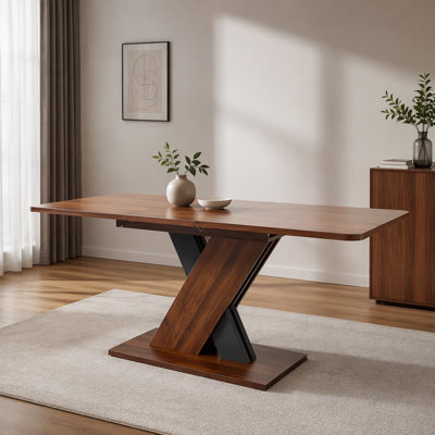 Cet ensemble de tables et chaises de salle à manger présente un design moderne et élégant, qui rehausse son esthétique. La table est dotée d'un piètement robuste en forme de X décalé, qui met en valeur sa beauté géométrique.