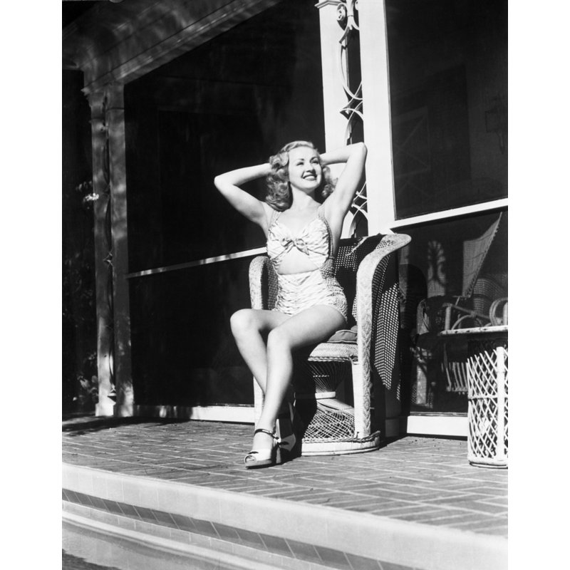 Betty Grable souriante regardant ailleurs, H 10 po x l 8 po