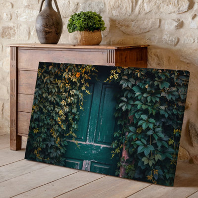 Toile, une porte en bois vert forêt patinée se tient en évidence au milieu d'un art mural tapisserie luxuriante de lierre grimpant