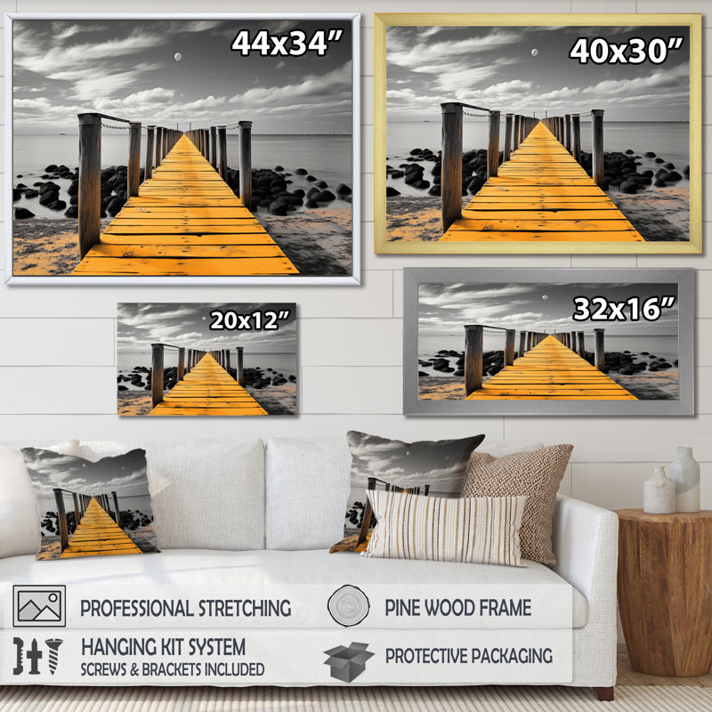 Bahraoui Beach Pier Point de vue noir sur toile, Encadrement doré, H 16 po x l 32 po x P 1 po